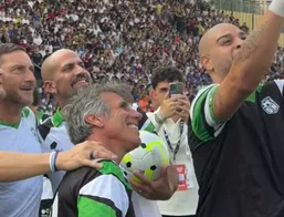 جمع اساطیر جمع است؛ سلفی آدریانو با توتی، زانتی، ورون و زولا در جریان یک دیدار دوستانه در ایتالیا