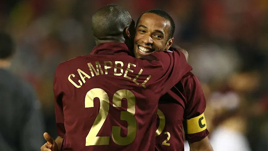 تصویر نوستالژیک از آغوش گرم تیری آنری و سول کمپبل با لباس عنابی&zwnj;رنگ خاطره&zwnj;انگیز آرسنال در فصل ۲۰۰۶-۲۰۰۵؛ جشن و شادی دو اسطوره توپچی&zwnj;های لندن در ورزشگاه هایبوری.