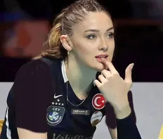 تصویر خبر خوشگذرانی زهرا گونش ستاره قدبلند تیم ملی والیبال زنان ترکیه در یک کافه&zwnj;ی دنج در ناف استانبول با رفقای جان +عکس