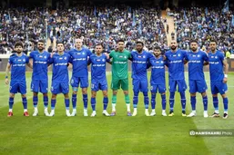 طرح موزائیکی هواداران استقلال پیش از شروع بازی با صنعت نفت