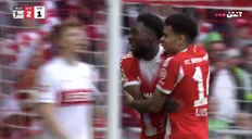 شادی آلفونسو دیویس پس از به ثمر رساندن گل سوم بایرن مونیخ مقابل اشتوتگارت در هفته ۳۰ بوندسلیگا