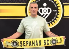 تصویر خبر بازیکن ۴۷ ساله رسماً به سپاهان پیوست