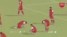 یک تصویر کارتونی/انیمیشنی از بازیکنان با لباس قرمز پرسپولیس که در وضعیت&zwnj;های مختلف ناامیدی روی زمین نشسته&zwnj;اند یا خم شده&zwnj;اند؛ این تصویر نمادی از لحظات سخت پیش از کامبک&zwnj;های تاریخی است.