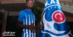 استقلال با برنارد منسا هافبک هجومی تیم ملی غنا وارد مذاکره شده است