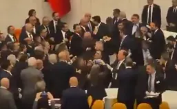 درگیری شدید و کتک&zwnj;کاری در پارلمان ترکیه بر سر تغییر وزرای دادگستری و کشور +&zwnj; فیلم درگیری