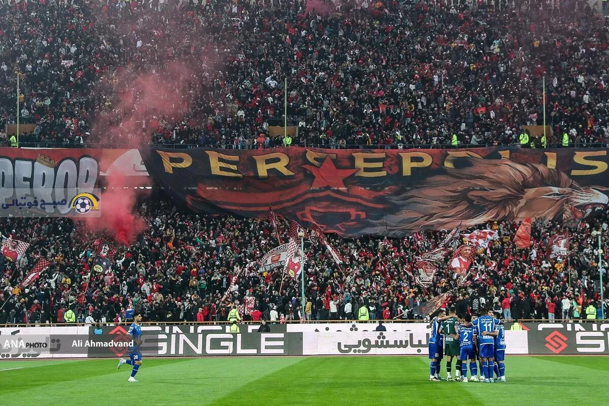 ویدیو| پرتاب سنگ از سوی سکوی استقلالی&zwnj;ها؛ اوضاع در ورزشگاه خراب شد