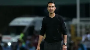 (عکس) جشن متفاوت قهرمانی نساجی؛ خیس کردن رضا عنایتی در نشست خبری!