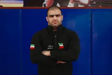 امین میرزازاده، قهرمان سنگین&zwnj;وزن کشتی فرنگی جهان و دارنده مدال برنز المپیک، با گرمکن تیم ملی کشتی ایران