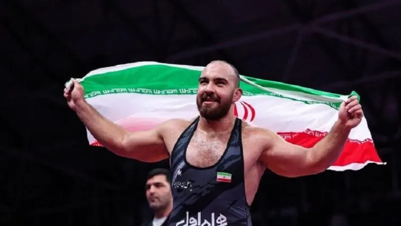 امیرحسین زارع با پرچم ایران پس از قهرمانی جهان؛ ستاره کشتی آزاد ایران و قهرمان سنگین&zwnj;وزن جهانی ۲۰۲۶