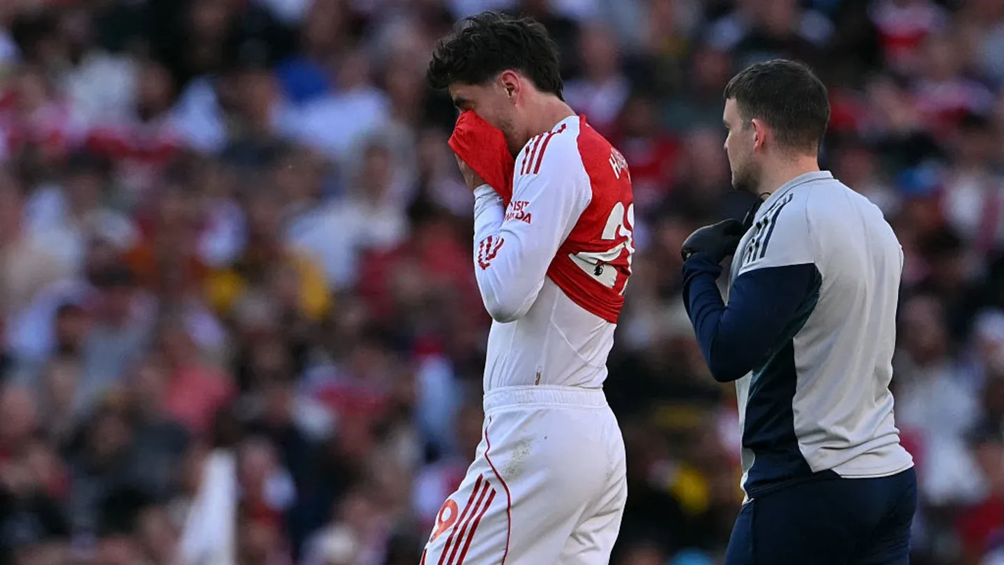 خروج کای هاورتز از زمین با چهره‌ای مغموم پس از مصدومیت در بازی آرسنال و نیوکاسل در ورزشگاه امارات (آوریل ۲۰۲۶)