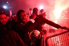 تصویر خبر عثمان دمبله در جشن خیابانی پاریس؛ دست هواداران هم به توپ طلا رسید