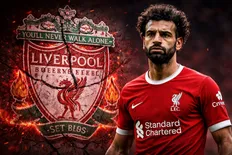 محمد صلاح در کنار لوگو ترک خورده لیورپول
