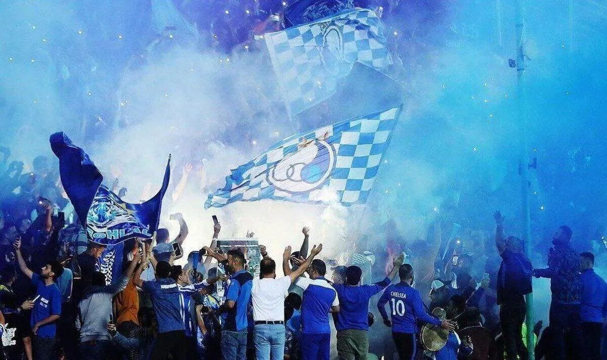 هجوم هواداران استقلال به درب باشگاه!