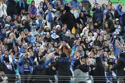 حاشیه در اردکان؛ پرتاب بطری و شعار &laquo;حیا کن رها کن&raquo; علیه ساپینتو در بازی استقلال - چادرملو