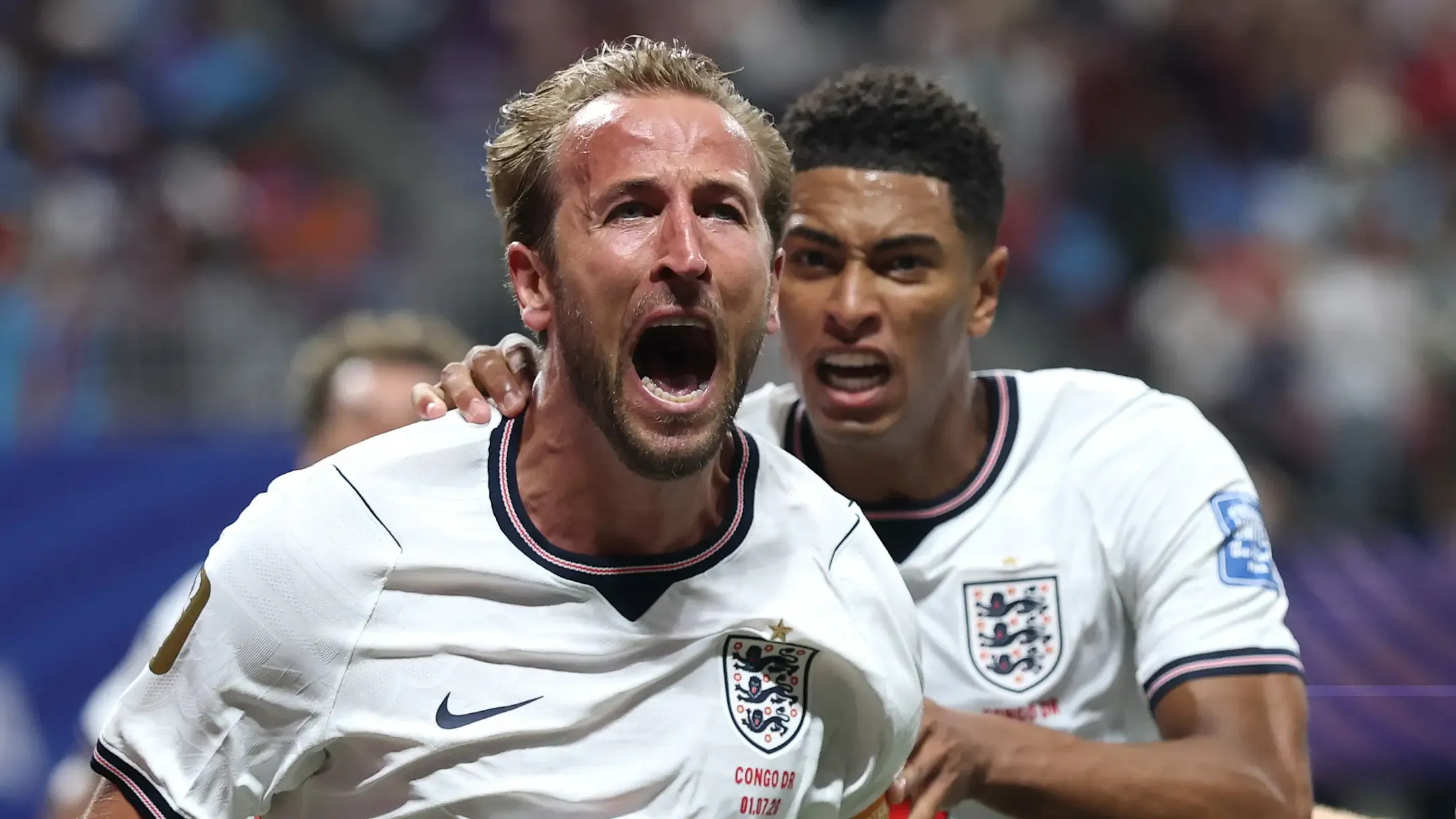 فریاد شادی هری کین در آغوش جود بلینگام با پیراهن تیم ملی انگلیس پس از گلزنی مقابل جمهوری دموکراتیک کنگو در جام جهانی ۲۰۲۶