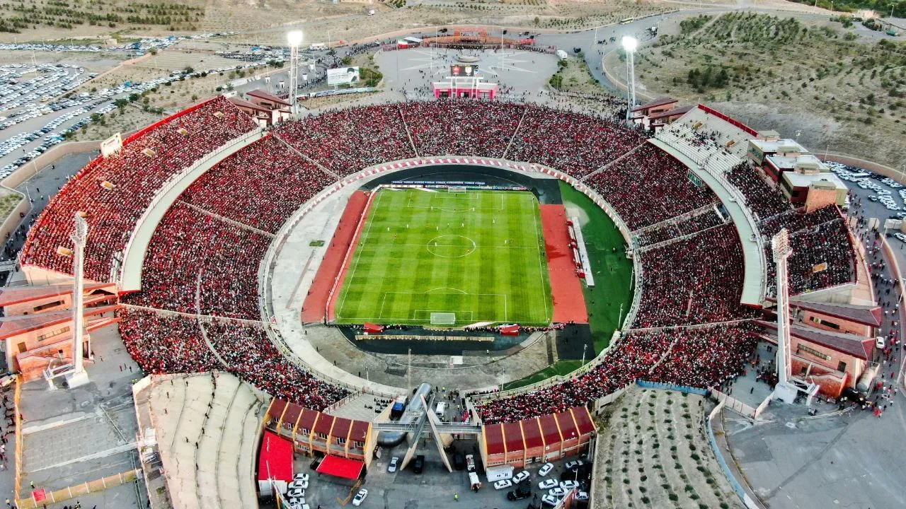احتمال میزبانی تراکتور از پرسپولیس در یادگار امام؛ چمن در حال آماده&zwnj;سازی