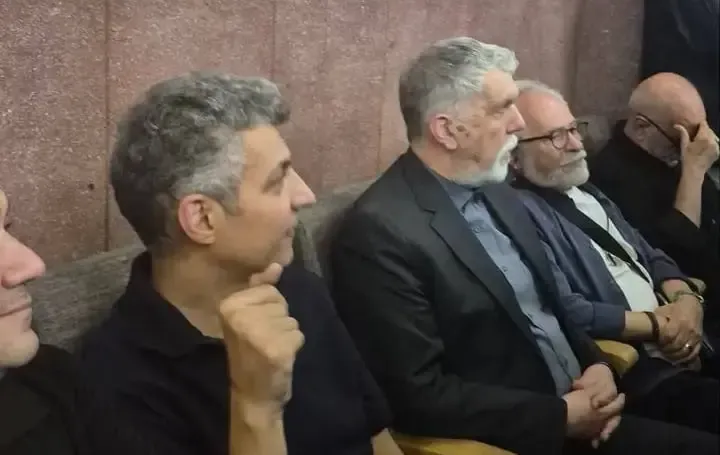 عادل فردوسی&zwnj;پور دست وزیر ارشاد را بوسید! 