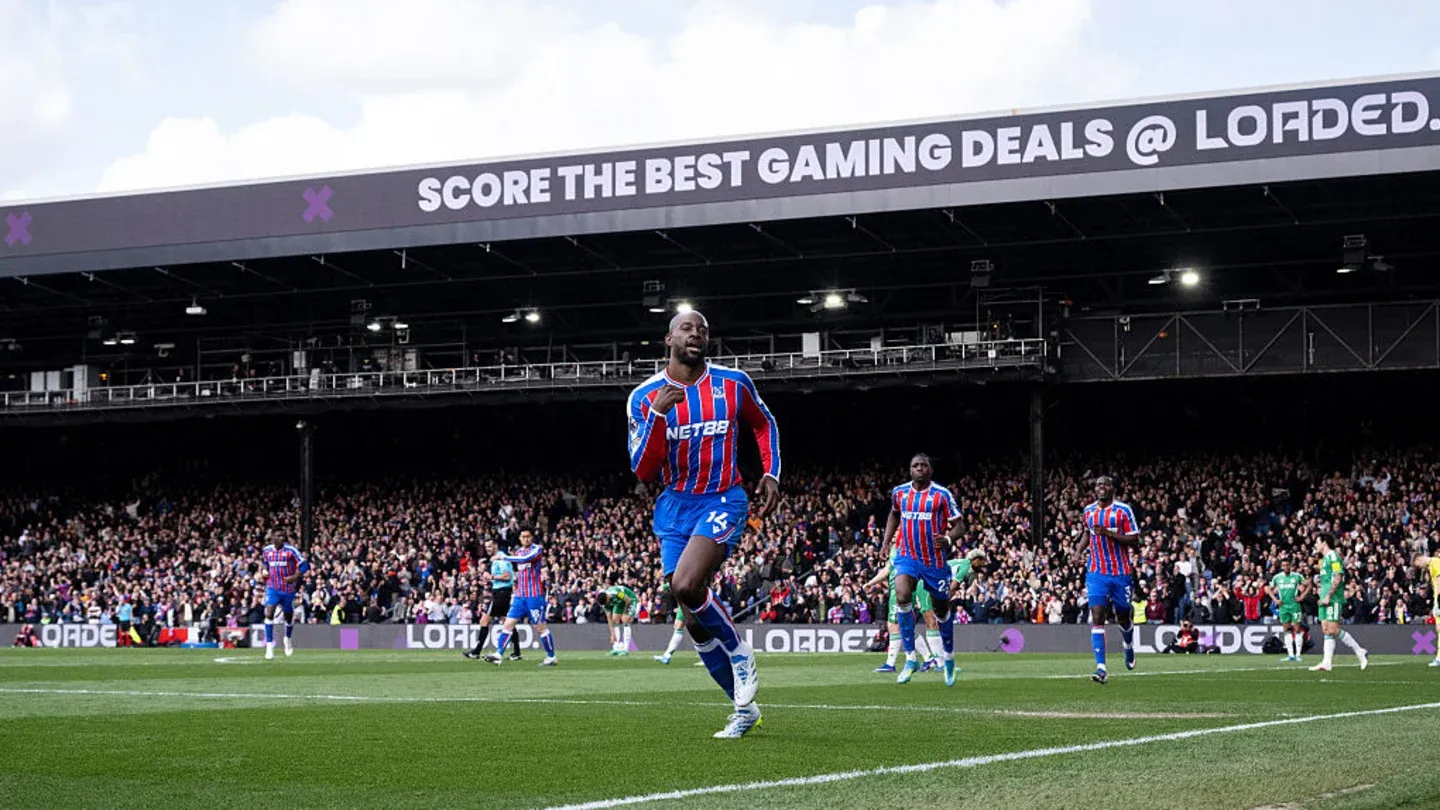 شادی پس از گل ژان فیلیپ ماتتا مهاجم کریستال پالاس مقابل وستهم در ورزشگاه سلهرست پارک