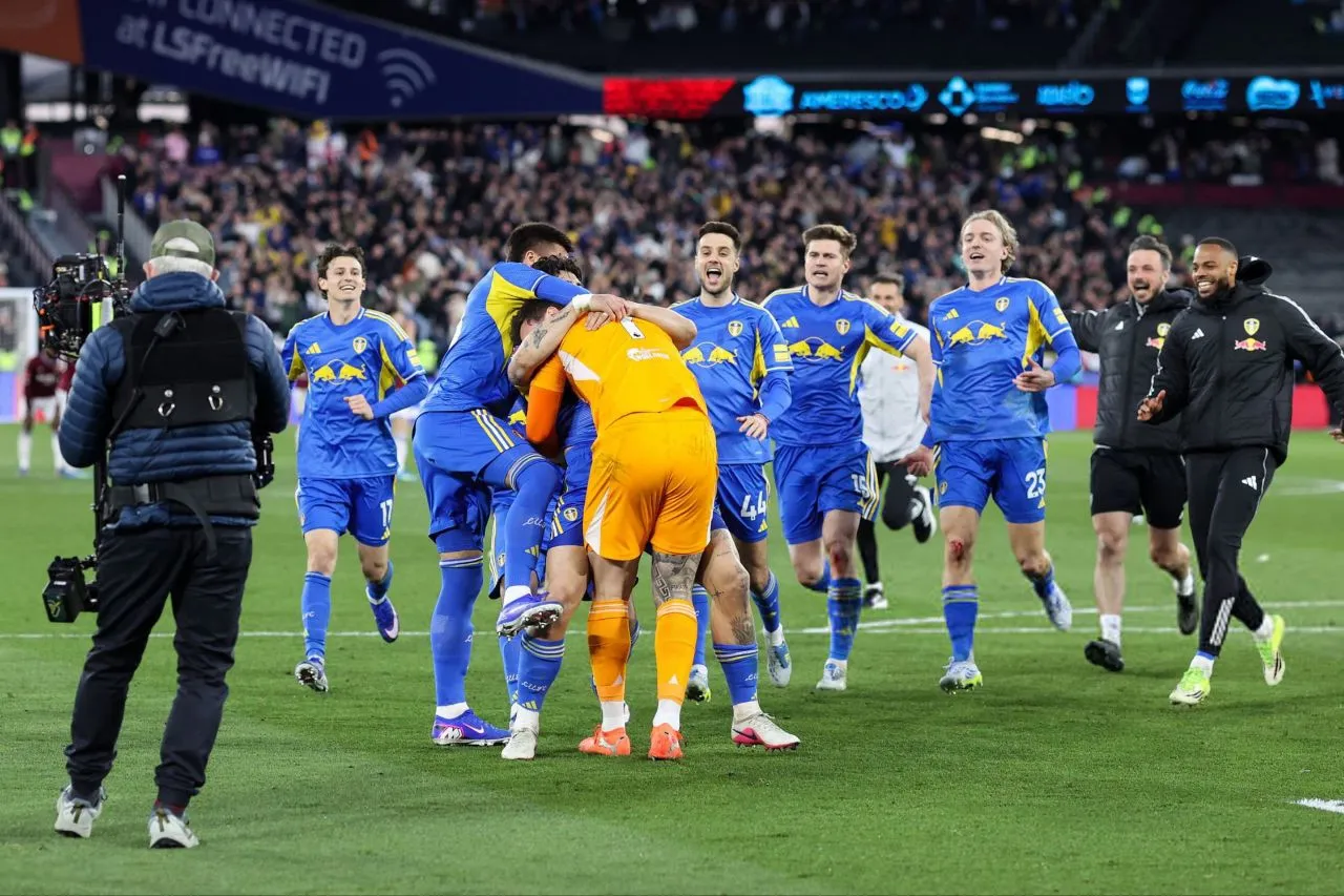 شادی بازیکنان تیم لیدز پس از پیروزی شادی بازیکنان تیم لیدز پس از پیروزی