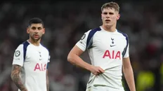 چهره ناراحت و احساسی میکی فن د فن در کنار کریستین رومرو در لباس تاتنهام؛ نماد احتمال جدایی مدافع تاتنهام در سال ۲۰۲۶