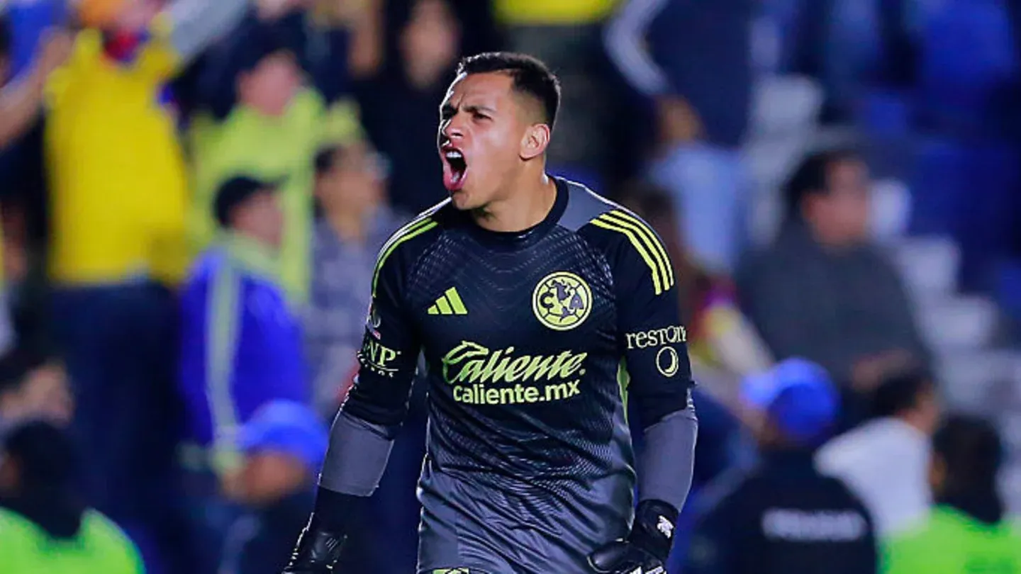 فیگور شادی لوئیس مالاگون، دروازه‌بان باشگاه آمه‌ریکا، با پیراهن مشکی و زرد آدیداس در جریان مسابقات لیگ مکزیک