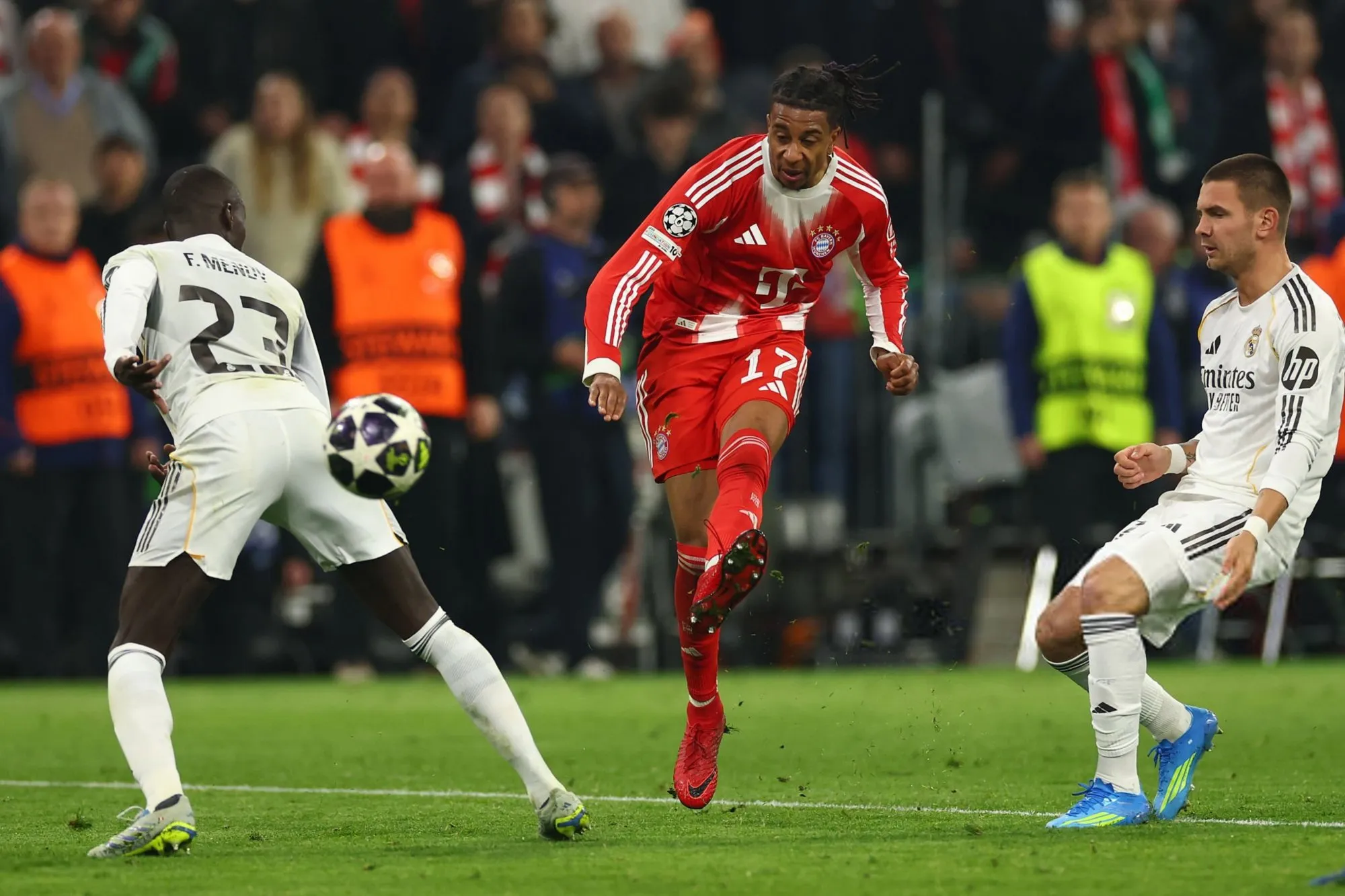 گلزنی مایکل اولیسه به رئال مادرید در دقایق پایانی بازی بایرن مونیخ؛ مرحله یکچهارم نهایی لیگ قهرمانان اروپا ۲۰۲۶ گلزنی مایکل اولیسه به رئال مادرید در دقایق پایانی بازی بایرن مونیخ؛ مرحله یکچهارم نهایی لیگ قهرمانان اروپا ۲۰۲۶