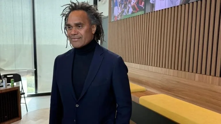 کریستین کارمبو (Christian Karembeu)، بازیکن سابق تیم ملی فوتبال فرانسه و برنده جام جهانی ۱۹۹۸ ر کریستین کارمبو (Christian Karembeu)، بازیکن سابق تیم ملی فوتبال فرانسه و برنده جام جهانی ۱۹۹۸ ر