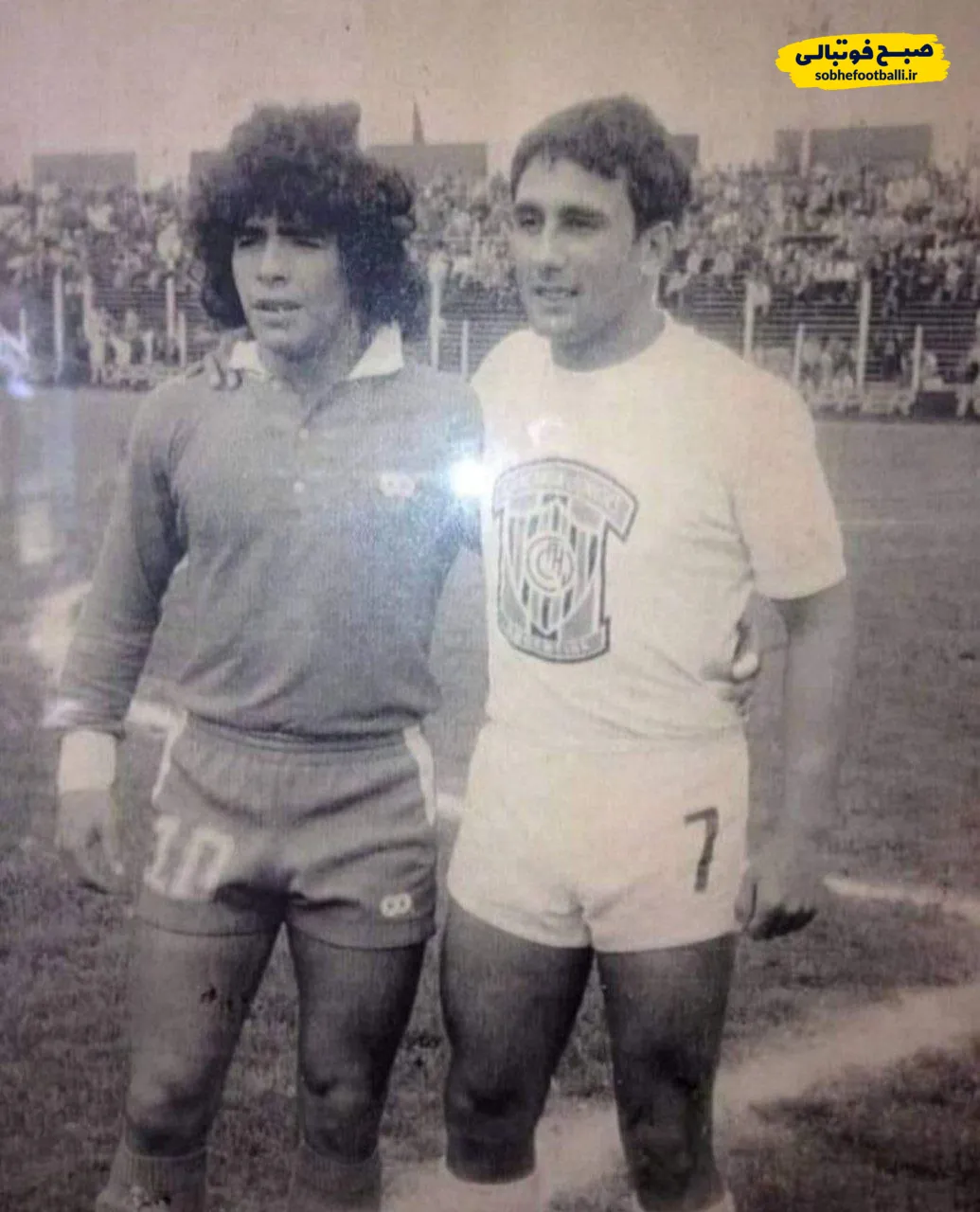 دیگو مارادونا بازیکن ۱۷ ساله آرخنتینوس جونیورز در کنار خورخه ترزگه بازیکن شماره ۷ چاکاریتا جونیورز در جریان مسابقات لیگ آرژانتین در سال ۱۹۷۸