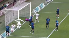 لحظه گلزنی جانلوکا مانچینی مدافع رم به اینتر میلان در دقیقه ۴۰ بازی هفته ۳۱ سری آ فصل ۲۶-۲۰۲۵
