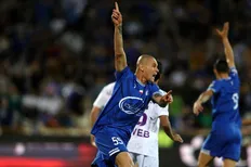 تصویر خبر ویدئو |&zwnj; هوادار استقلال خودش را جلوی ماشین سیلوا انداخت!