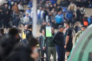 حرکت جنجالی پادیاب خلخال؛ چسباندن لوگوی استقلال به سینه داور!