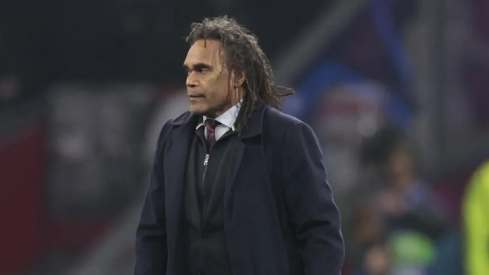 کریستین کارمبو (Christian Karembeu)، بازیکن سابق تیم ملی فوتبال فرانسه و برنده جام جهانی ۱۹۹۸ کریستین کارمبو (Christian Karembeu)، بازیکن سابق تیم ملی فوتبال فرانسه و برنده جام جهانی ۱۹۹۸