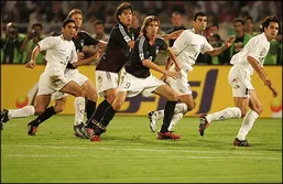 نوستالژی؛ خلاصه بازی تاریخی ایران و آلمان در ورزشگاه آزادی با گزارش عادل فردوسی&zwnj;پور (سال ۱۳۸۳)