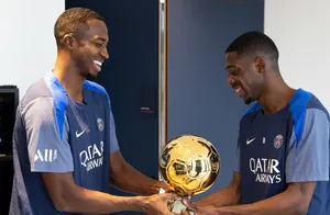 عکس بوسه لوئیز انریکه؛ استقبال رختکن پاری سن ژرمن از دمبله و توپ طلایش