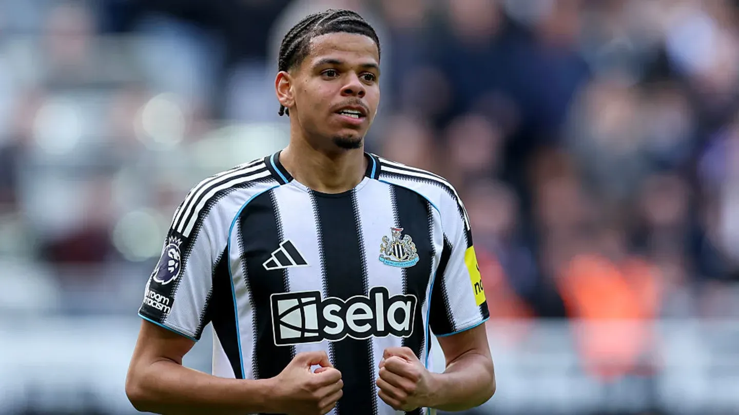 ویلیام اسولا، مهاجم نیوکاسل یونایتد، با پیراهن اول این تیم در جریان مسابقات لیگ برتر انگلیس فصل ۲۰۲۶-۲۰۲۵