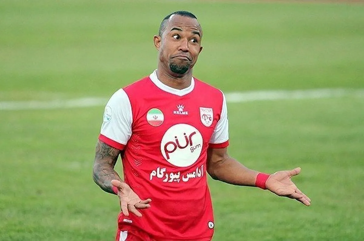 خداحافظی آقای گل محبوب تراکتور از فوتبال + پوستر باشگاه به نشانه قدردانی