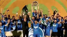 تصویر خبر لحظه بالا بردن جام قهرمانی توسط کاپیتان حسینی