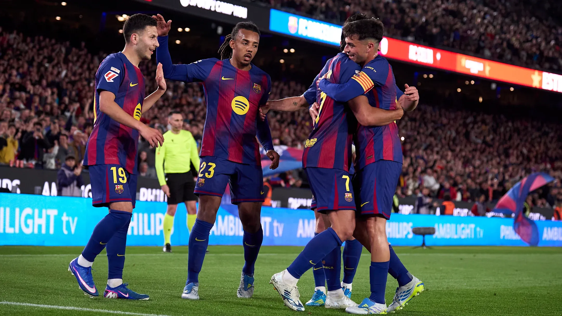 بازیکنان بارسلونا در حال شادی بعد از گل