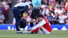 مصدومیت کای هاورتز ستاره آرسنال در جریان بازی مقابل نیوکاسل یونایتد و معاینه توسط کادر پزشکی در ورزشگاه امارات (آوریل ۲۰۲۶).