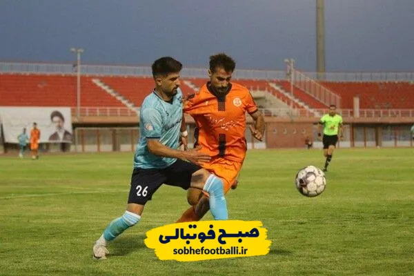 بازیکن مس شهربابک با پیراهن نارنجی در جریان مسابقات فوتبال ایران