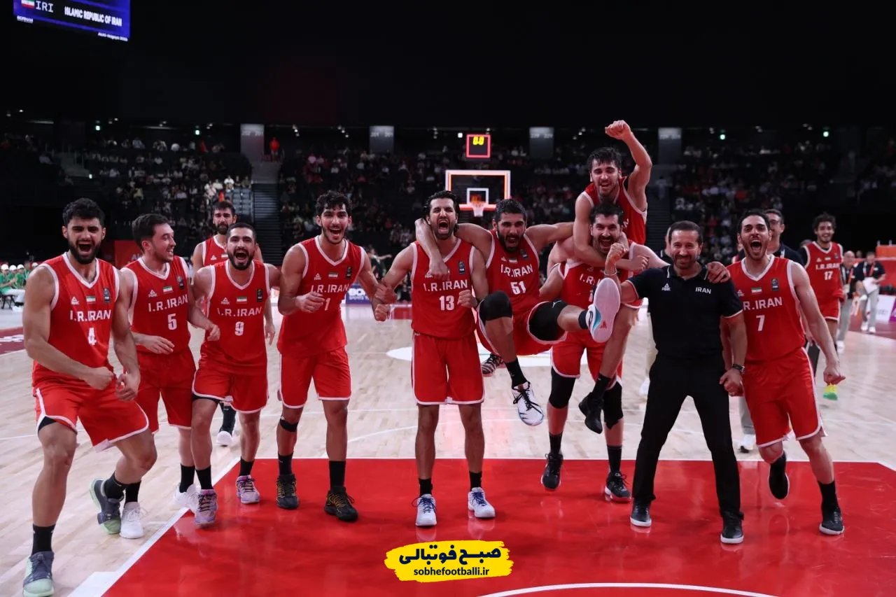 شادی تیم ملی بسکتبال ایران بعد از کسب مدال در بازی های آسیایی