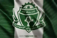 کارگران مشغول زحمت کشیدن هستند؛ پوستر آلومینیوم برای بازی با استقلال