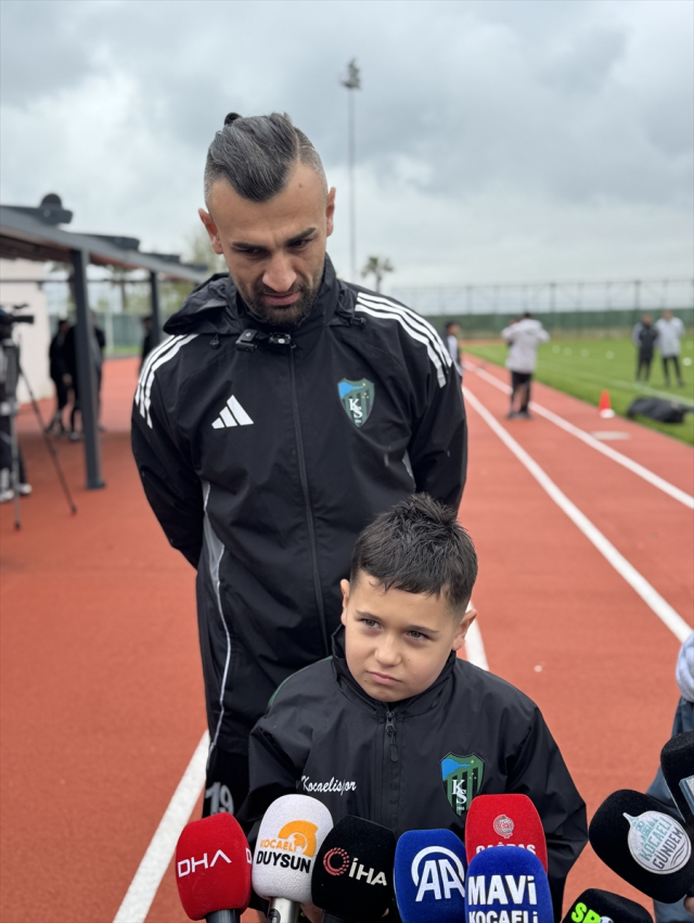 حرکت تحسین‌برانگیز سردار دورسون؛ از موبایل دکمه‌ای تا دوربین دیجیتال برای هوادار ۹ ساله + تصاویر