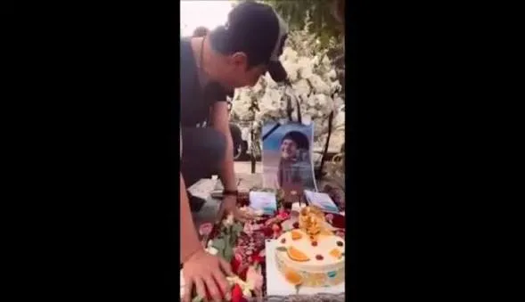 جشن تولد تلخ ۵۴ سالگی عمو پورنگ کنار مزار مادرش