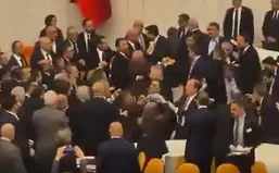 درگیری شدید و کتک&zwnj;کاری در پارلمان ترکیه بر سر تغییر وزرای دادگستری و کشور +&zwnj; فیلم درگیری