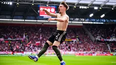 خوشحالی لنارت کارل پس از گل&zwnj;زنی برای بایرن مونیخ با درآوردن پیراهن