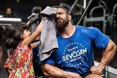 تصویر خبر عکس عاشقانه هادی چوپان با همسرش پس از نایب&zwnj;قهرمانی در مستر المپیا ۲۰۲۵