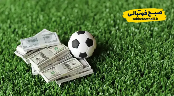 توپ فوتبال در کنار  پول دلار