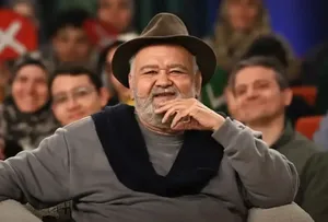 (ویدئو) خاطره بامزه اکبر عبدی از تقلید صدای پدرش؛ حمید خیرآبادی اشتباها به پدرش فحش داد!