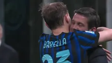  آغوش گرم نیکولو بارلا و سیمونه اینزاگی پس از گل پنجم اینتر به رم در ۱۶ فروردین ۱۴۰۵